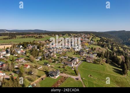 Germania, Turingia, Ilmenau, Frauenwald, villaggio, altopiano, paesaggio, campi, foresta, panoramica Foto Stock