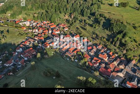 Germania, Turingia, Schleusegrund, Schönbrunn, villaggio, panoramica, luce mattutina, vista obliqua Foto Stock