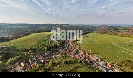 Germania, Turingia, Masserberg, Heubach, villaggio annidato in due valli, terrazze prato, Rennsteig dintorni, luce del mattino, panoramica, foto aerea Foto Stock