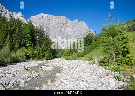 Le pareti nord dei monti Karwendel - le pareti di Grubenkar spitze dalla valle. Foto Stock