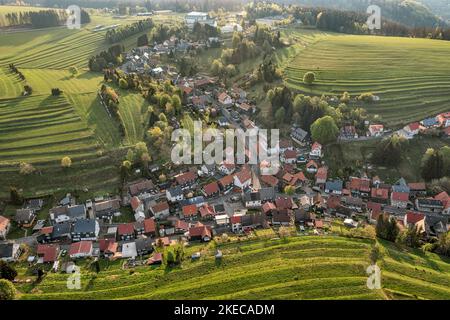 Germania, Turingia, Masserberg, Heubach, villaggio annidato in due valli, terrazze prato, Rennsteig dintorni, panoramica, vista obliqua, vista aerea, retroilluminazione, luce mattutina Foto Stock