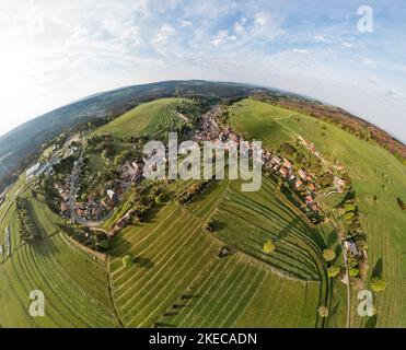 Germania, Turingia, Masserberg, Heubach, villaggio annidato in due valli, terrazze prato, Rennsteig dintorni, luce del mattino, panoramica, veduta aerea, panorama emisfero Foto Stock