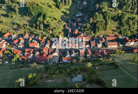 Germania, Turingia, Schleusegrund, Schönbrunn, villaggio, panoramica, luce mattutina, vista obliqua, vista aerea Foto Stock