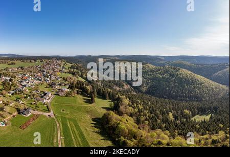 Germania, Turingia, Ilmenau, Frauenwald, villaggio, altopiano, paesaggio, campi, foresta, montagne, valli, panoramica Foto Stock