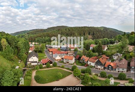 Germania, Turingia, Schleusegrund, Schönbrunn, villaggio, via, chiesa sullo sfondo, panoramica Foto Stock