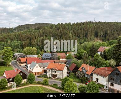 Germania, Turingia, Schleusegrund, Schönbrunn, villaggio, via, chiesa, panoramica Foto Stock