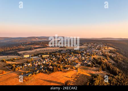 Germania, Turingia, Ilmenau, Frauenwald, villaggio, altopiano, paesaggio, prati di montagna, foresta, montagne, panoramica, luce del mattino, vista aerea, luce del mattino Foto Stock