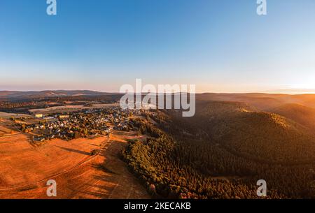 Germania, Turingia, Ilmenau, Frauenwald, villaggio, altopiano, paesaggio, prati di montagna, foresta, montagne, valli, panoramica, luce del mattino Foto Stock