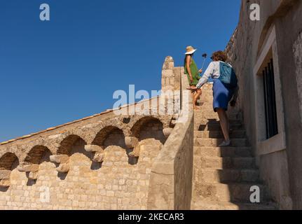 DUBROVNIK, CROAZIA, EUROPA - turisti sulle mura della città fortezza di Dubrovnik sulla costa della Dalmazione. Foto Stock