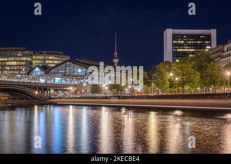 Stazione di Friedrichstraße e fiume Sprea di notte. Belin, Germania. Foto Stock