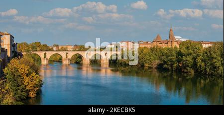 Vecchio ponte sul fiume Tarn a Montauban, nel Tarn et Garonne, in Occitanie, Francia Foto Stock