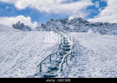 Scalinata lungo il sentiero verso i denti di Terrarossa / Rosszähne, paesaggio innevato dell'Alpe di Seiser, Dolomiti Foto Stock