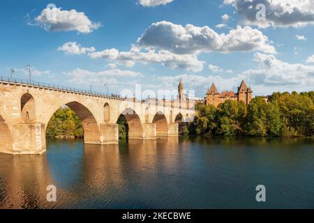 Vecchio ponte sul fiume Tarn a Montauban, nel Tarn et Garonne, in Occitanie, Francia Foto Stock