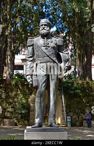 PETROPOLIS, RIO DE JANEIRO, BRASILE - 28 ottobre 2022: Statua di Dom Pedro II nel giardino Foto Stock