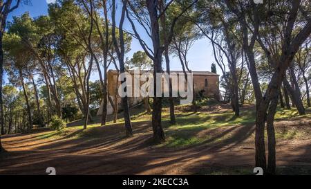 Priorato di San Cristoforo vicino Puisserguier. Costruito nel XVII secolo su un tempio romano. Situato sull'antica via di pellegrinaggio a Santiago de Compostela. Foto Stock