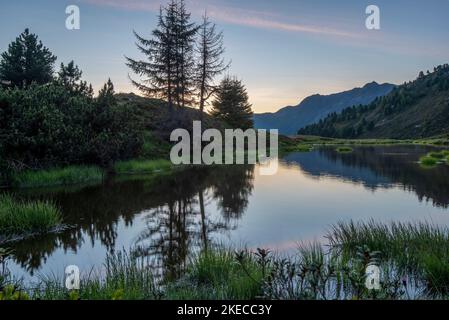 Alba nelle Alpi, Krahberg, Monte Venet, che si trova sul sentiero escursionistico europeo a lunga distanza E5, Zams, Tirolo, Austria Foto Stock