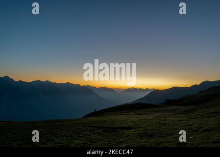 Alba nelle Alpi, Venet Gipfelhaus, situato sul sentiero escursionistico europeo a lunga distanza E5, Zams, Tirolo, Austria Foto Stock