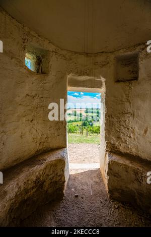 Trullo sull'Adelberg presso Flonheim in Rheinhessen, in costruzione a sbalzo basata su trulli in Puglia, funge da rifugio nel vigneto, le case rotonde sono in parte costruite senza Malta, Foto Stock