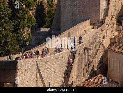 DUBROVNIK, CROAZIA, EUROPA - turisti che camminano le mura della città di Dubrovnik sulla costa della Dalmazione. Foto Stock