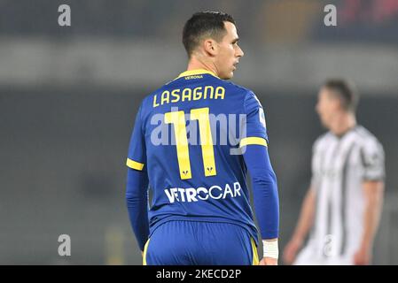 Verona, Italia. 10th Nov 2022. kevin lasagna (Verona) durante la partita Hellas Verona FC vs Juventus FC, campionato italiano di calcio Serie A Match a Verona, Italy, November 10 2022 Credit: Independent Photo Agency/Alamy Live News Foto Stock