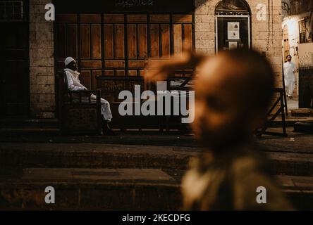 Arabia Saudita, provincia della Mecca, Jeddah/Jeddah, uomo, SIT, ragazzo, cammina, sfocato Foto Stock