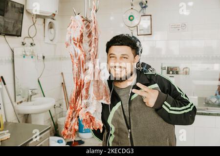 Arabia Saudita, provincia di Najran, Najran, macelleria, uomo, carne, ritratto Foto Stock