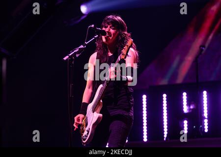 Milano, Italia. 10th Nov 2022. Emma Anzai della rock band americana Evanescence suona dal vivo al Mediolanum Forum Credit: SOPA Images Limited/Alamy Live News Foto Stock