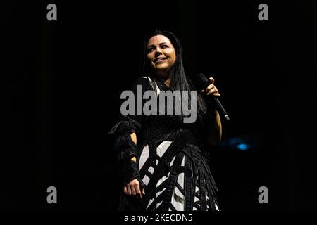 Milano, Italia. 10th Nov 2022. Amy Lee della rock band americana Evanescence suona dal vivo al Mediolanum Forum Credit: SOPA Images Limited/Alamy Live News Foto Stock