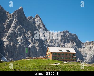 Le pareti nord dei monti Karwendel - Bockkarspitzhe, Nordliche Sonnenspitze con lo chalet Falkenhutte. Foto Stock