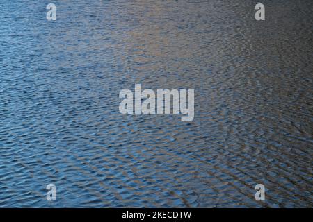 Acqua increspata sulla superficie di un lago Foto Stock