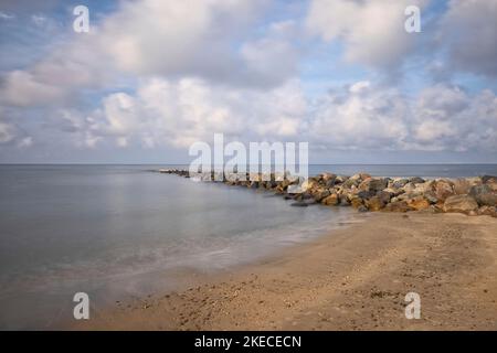 Un frangiflutti sulla spiaggia di Blavand in Danimarca Foto Stock