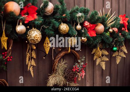 Decorazioni natalizie sulla recinzione. Giocattoli di Natale, albero di Natale Foto Stock