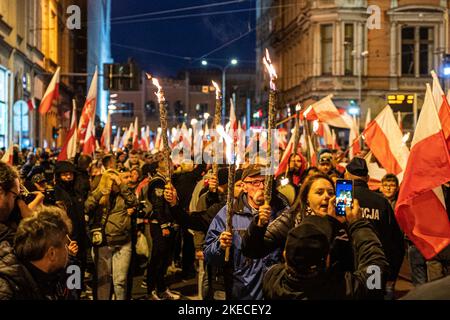Wroclaw, Polonia. 11th Nov 2022. 11 novembre 2022 Wroclaw Polonia. Marzo dei nazionalisti in occasione della Giornata dell'Indipendenza Polacca a Breslavia (Credit Image: © Krzysztof Kaniewski/ZUMA Press Wire) Foto Stock