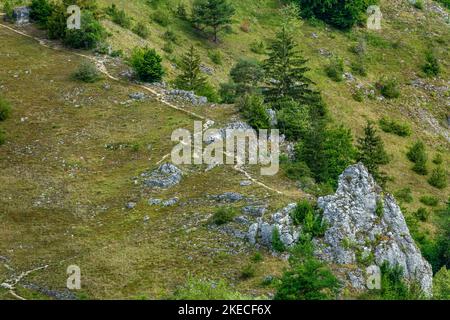 Sentiero escursionistico fino al punto panoramico sul Schachenberg. Dallo Schachenberg si ha un'ampia vista su Bichishausen e sulla Große Lautertal. Foto Stock