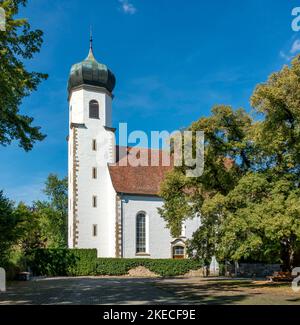 Il coro e la torre della chiesa di Santo Stefano, la cosiddetta 'chiesa castello', sono tardo gotico (15th ° secolo), la navata e la torre di cipolla (1750-1762) sono del tardo barocco. Foto Stock