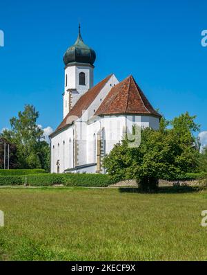 Il coro e la torre della chiesa di Santo Stefano, la cosiddetta 'chiesa castello', sono tardo gotico (15th ° secolo), la navata e la torre di cipolla (1750-1762) sono del tardo barocco. Foto Stock