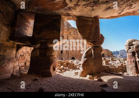 Tomba del soldato romano vista dal Triclinio colorato a Petra, Giordania Foto Stock