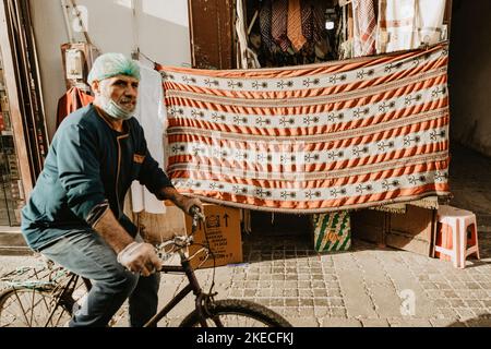Arabia Saudita, Jeddah/Jiddah, uomo, bicicletta, lateralmente Foto Stock
