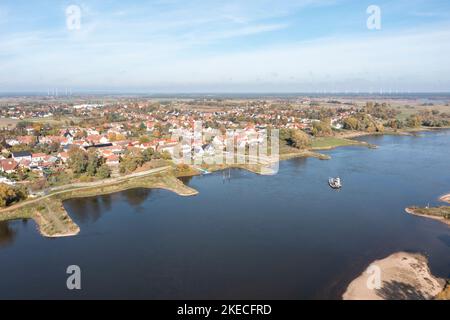 Elba, corso di fiume con traghetto, dietro di esso il villaggio Rogätz, Sassonia-Anhalt, Germania Foto Stock