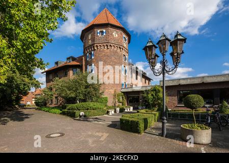 Germania, Suedlohn, Westmuensterland, Muensterland, Westfalia, Renania settentrionale-Vestfalia, Suedlohn-Oeding, Castello di Oeding, ex castello ormeggiato, torre del castello, ora castello hotel passo, lanterna, candelabro Foto Stock