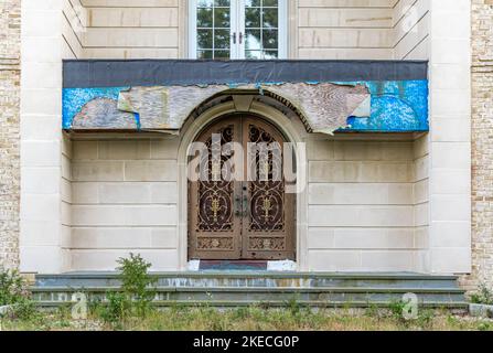 Un paio di elaborate porte in metallo arcuate in un progetto incompiuto. Foto Stock