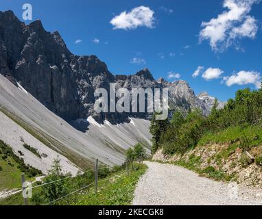 Le pareti nord dei monti Karwendel - Bockkarspitzhe, Nordliche Sonnenspitze da Falkenhutte chalet. Foto Stock