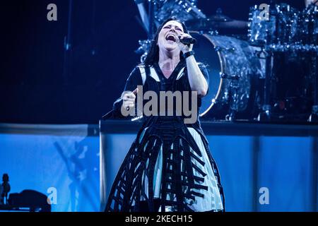 Milano, Italia. 10th Nov 2022. Amy Lee della rock band americana Evanescence suona dal vivo al Mediolanum Forum. (Foto di Mairo Cinquetti/SOPA Images/Sipa USA) Credit: Sipa USA/Alamy Live News Foto Stock