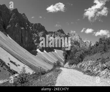 Le pareti nord dei monti Karwendel - Bockkarspitzhe, Nordliche Sonnenspitze da Falkenhutte chalet. Foto Stock