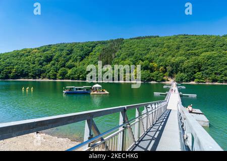 Esch-sur-Sure (Esch-Sauer), spiaggia al lago artificiale Upper Sure (Lac de la Haute-Sure, Obersauer-Stausee), bather, ponte galleggiante in Lussemburgo Foto Stock