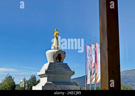 Vista in primo piano dello stupa buddista Sofia nel Centro ritiri Plana - Buddismo Diamondway Bulgaria vicino a Vitosha, Rila, Pirin e Monti Balcanici Foto Stock