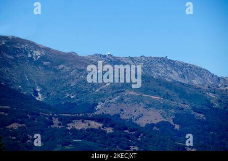 Vista autunnale delle cime più alte e degli edifici antichi del monte Vitosha vicino a Sofia, Bulgaria Foto Stock