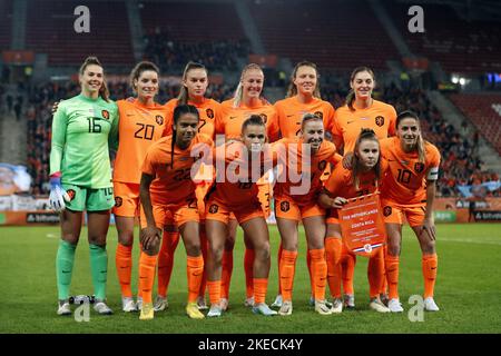 UTRECHT - (lr) Top ROW Holland donne portiere Lize Kop, Dominique Janssen di Olanda donne , Romee Leuchter di Olanda donne , Fenna Kalma di Olanda donne, Anouk Nouwen di Olanda donne Front ROW Esmee Brugts di Olanda donne , Kerstin Casparij di Olanda donne , Jacky Groenen di Holland Women , Victoria Pelova di Holland Women, Danielle van de Donk di Holland Women durante la partita di amicizia femminile tra Paesi Bassi e Costa Rica a Stadion Galgenwaard il 11 novembre 2022 a Utrecht, Paesi Bassi. ANP BART STOUTJEDIJK Foto Stock