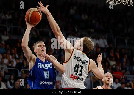 Bamberg, Germania. 11th Nov 2022. Pallacanestro: Qualificazione Coppa del mondo, Germania - Finlandia, Europa, 2nd° turno, Gruppo J, Il giorno 3, Brose Arena. Christian Sengfelder (r, Germania) blocca un tentativo di lancio di Elias Valtonen (l, Finlandia). Credit: Daniel Löb/dpa/Alamy Live News Foto Stock