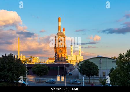 Vienna, torre dell'acqua di un'ex fabbrica di gas Simmering, centrale elettrica Simmering di Wien Energie nel 11. Simmering, Vienna, Austria Foto Stock